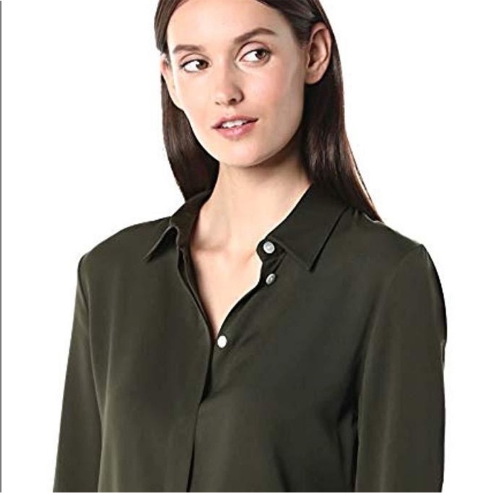 Theory Classic Fitted Silk Olive Button-Up Shirt in Olive Green in Size P